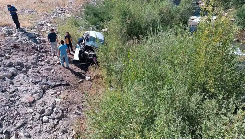 Sivas’ta Otomobil Dere Yatağına Uçtu: Acı Kaza İki Can Aldı