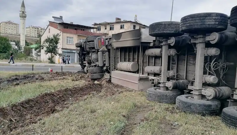 Erzurum'da Freni Boşalan TIR Dehşet Saçtı: Kazanın Ayrıntıları Şaşkınlık Yarattı