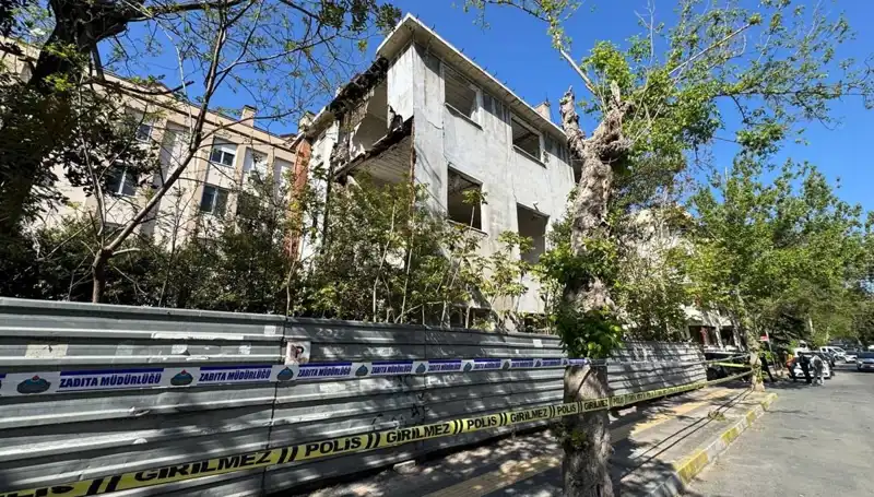 Bakırköy'de Şok Eden Gelişme: Metruk Bina Kısmen Çöktü
