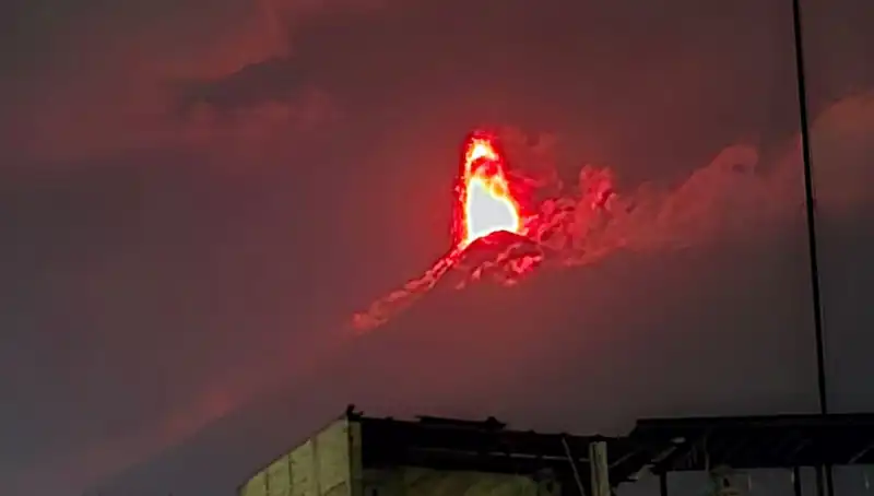 Fuego Yanardağı'nın Patlamasıyla 30 Bin Kişi Tehlikede: Tahliye Başladı!