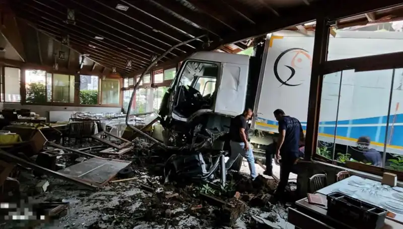 Freni Boşalan Kamyon Restorana Girdi: O Anlar Akıllardan Silinmiyor!