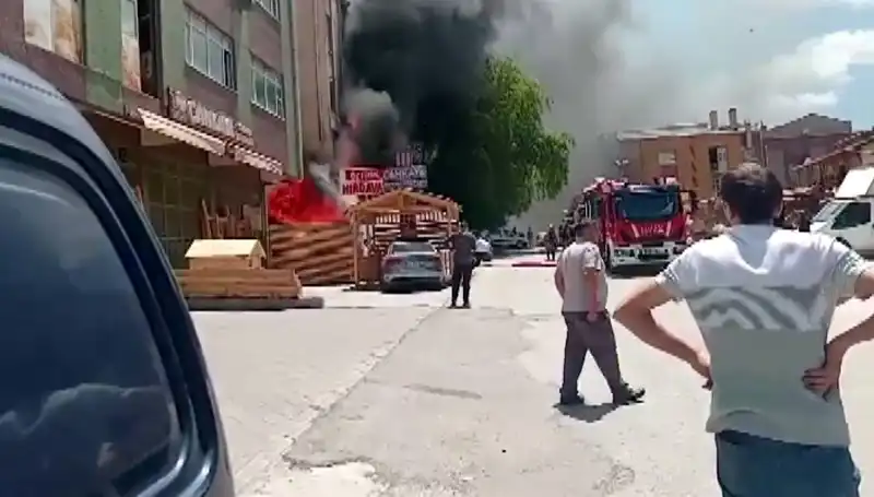 Ankara'da Yangın Alarmı: İş Yerleri Alev Alev Yandı!