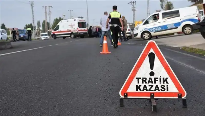 Antalya'da Korkutan Kaza: Otomobil Kanala Devrildi, İki Yaralı