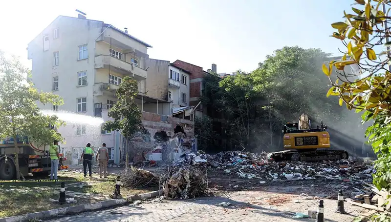 Sındırgı'da Artçı Sarsıntılar Devam Ediyor: 4.0, 3.6 ve 3.9 Şiddetinde Depremler