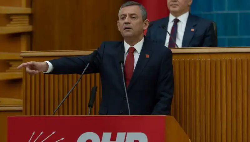 İmralı'nın "Silah Bırakın" Çağrısı: Özgür Özel'den Parlamento'da Süreç Takibi