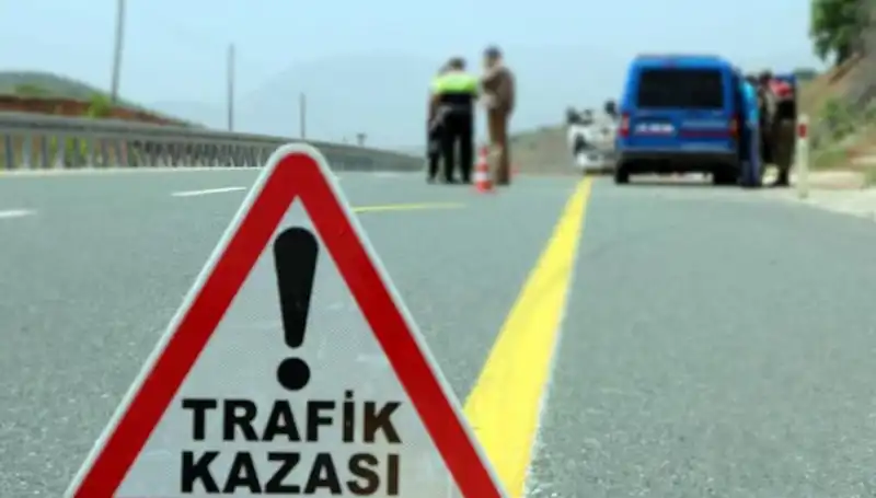 Hafif Ticari Araç ve Otomobil Çarpıştı: 6 Can Hayatını Kaybetti