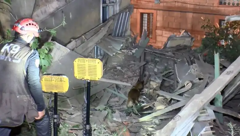 İstanbul'daki Deprem Sonrası Hasar Gören Bina Çöktü: Kayıplar ve Nedenler Araştırılıyor