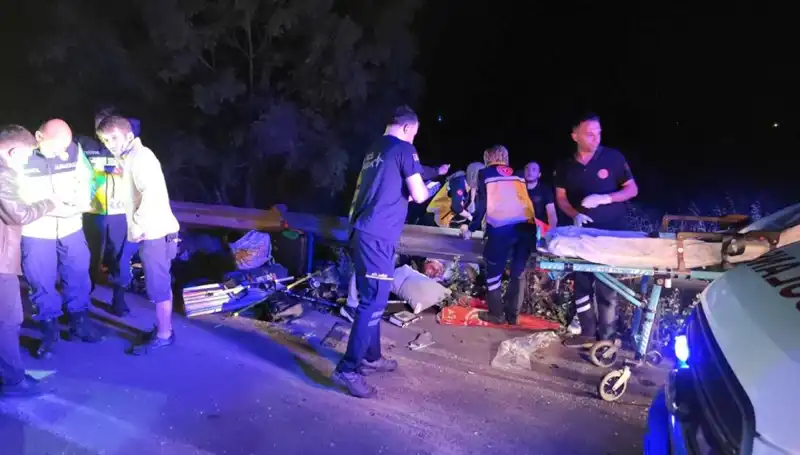 Minibüs Kazasında Yolcular Feci Şekilde Savruldu: Detaylar Ortaya Çıktı