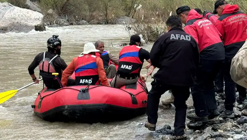 Zap Suyu Kenarında Mahsur Kalan 4 Kişi Kurtarıldı: Kurtarma Operasyonu Detayları