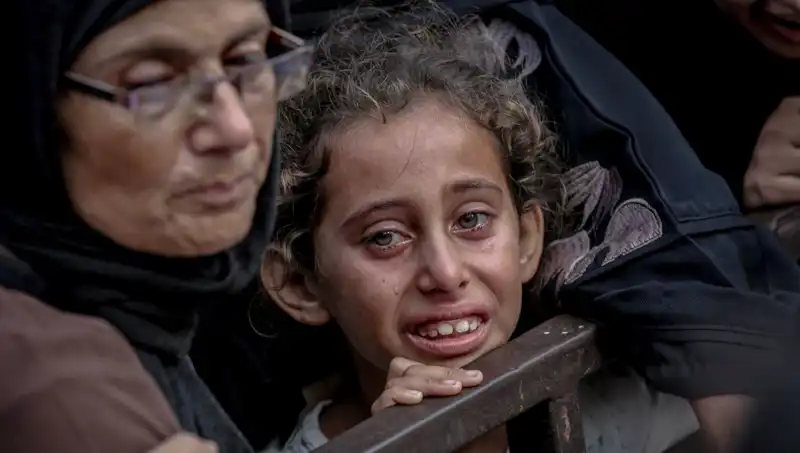 Gazze'de Açlık Krizi: İsrail Askerinin Yemekleri Toprağa Gömmesi Tepki Çekti