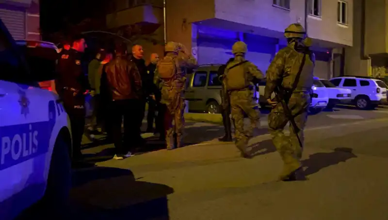 Balkondan Tüfekle Ateş Açan Şahsın Olayı Polisi Harekete Geçirdi