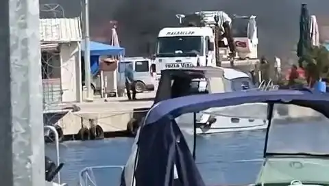 Tuzla'da Balıkçı Barınağında Patlayan Lastikler Yangına Neden Oldu