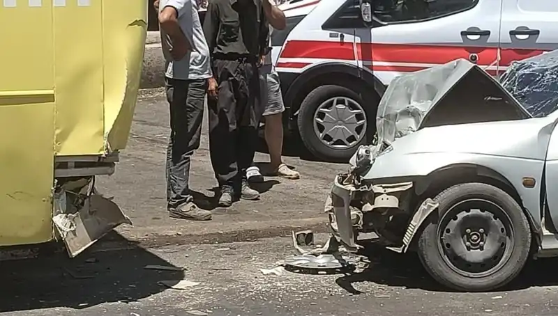 Halk Otobüsü ve Otomobil Çarpıştı: İki Kişi Yaralandı, Kaza Anı Kamerada