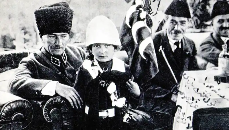 Unutulmaz Fotoğraf: O Şapkanın Altında Bir Bayram Doğdu