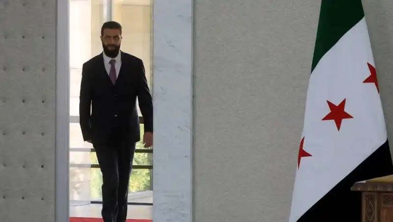 Paris’te Şara-Macron Zirvesi: Fransa’nın Suriye’ye Destek Stratejileri Masada