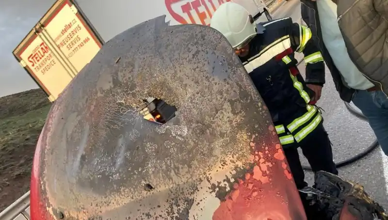 Seyir Halindeki Otomobilde Korkutan Yangın: 3 Kişi Yaralandı