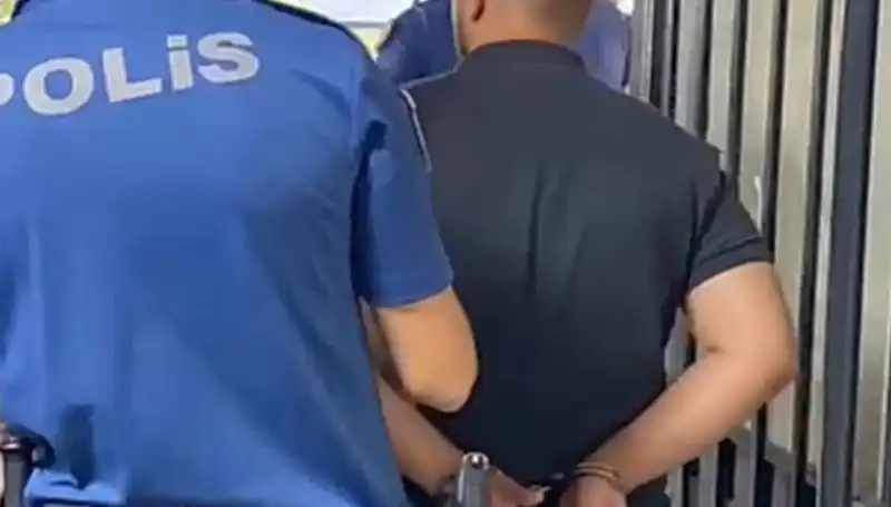 İzmir'de Polisler Üzerine Saldıran Şahıs Yakalandı ve Tutuklandı
