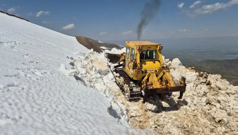 Nisan Ayında Yaşanan 2 Metreyi Bulan Kar, Yol Açma Mücadelesini Zorlaştırdı