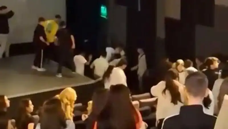 Rapçi Çakal'ın Hayranları Arasında Çıkan Kavga Sosyal Medyayı Salladı!
