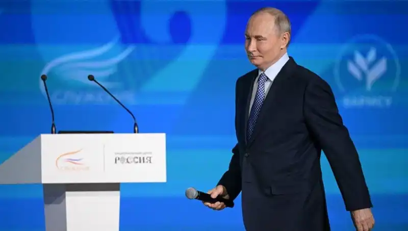 Rusya'nın Yeni "Yabancı Ajan" Yasası: Putin İmza Attı ve Sonrası Ne Olacak?