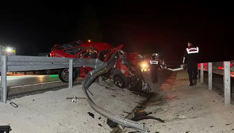 Bariyerlere Çarpan Otomobil Alev Alev Yandı: 2 Ölüm, Birçok Soru