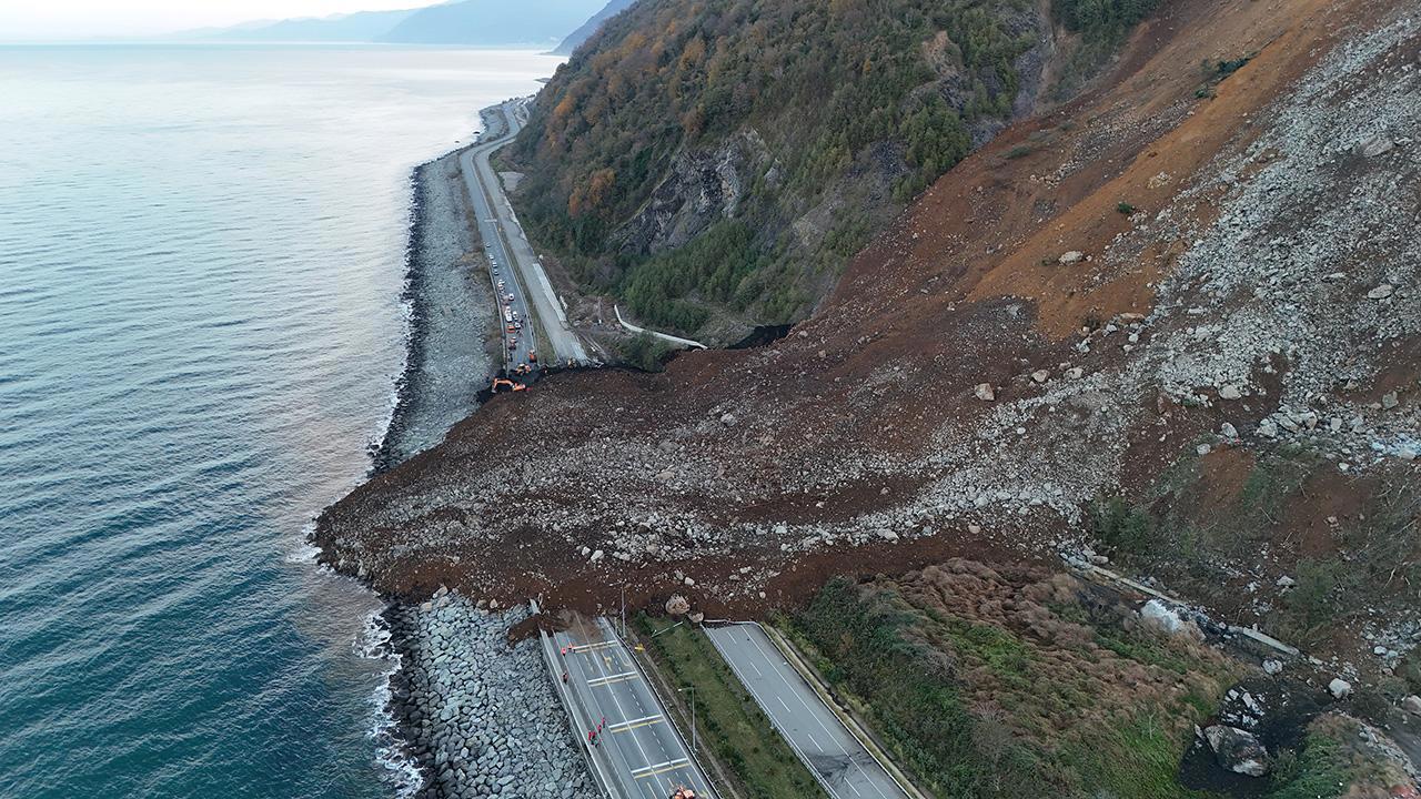 Artvin'de Dev Heyelan: 100 Bin Ton Toprak Hareket Etti