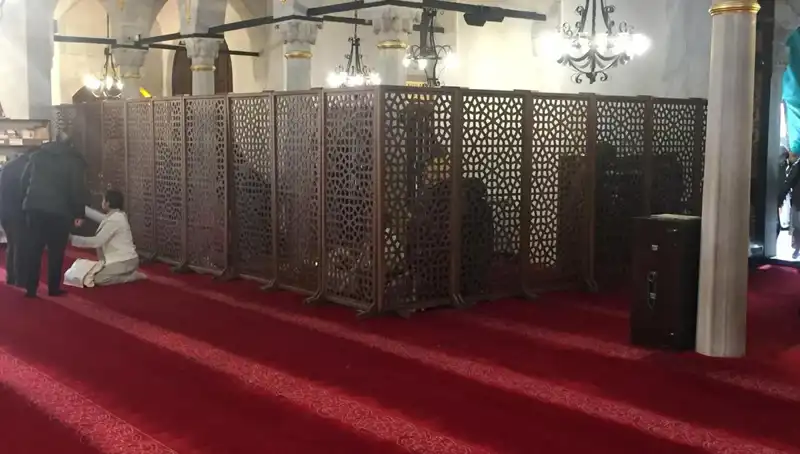 ** Kadın-Erkek Teravih Namazı Yan Yana Kıldı: Gerçek Ne?**