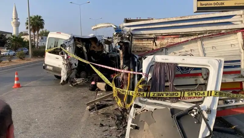 Mersin'de Tatil Yolunda Meydana Gelen Feci Kaza: İki Can Kaybı, On Yaralı