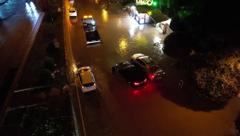 Adana’da Yağış Alarmı: Caddeler ve Yollar Adeta Göl Oldu!