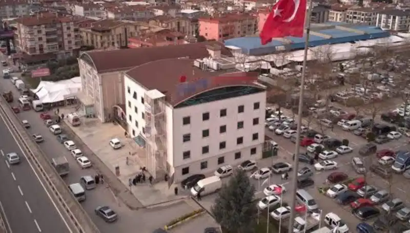 Deprem Güvenliği İçin Özel Hastanelere Değerlendirme ve "Perde Betonları Kestiler" İddiası