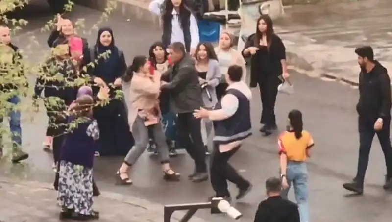 Adliye Önünde Yaşanan Kavga: Tekmeler ve Yumruklar Havada Uçuştu!