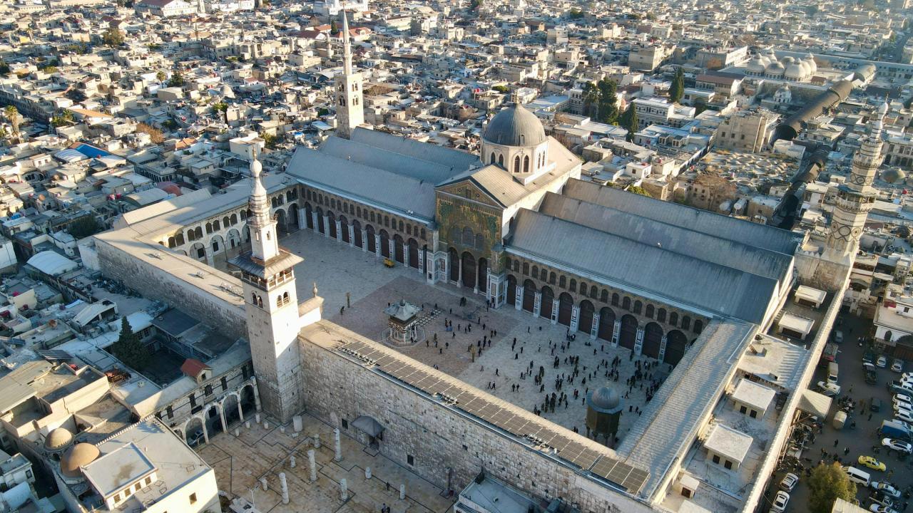 Suriye Halkı Özgürlüğün Ardından İlk Cuma Namazı İçin Camilere Akın Etti