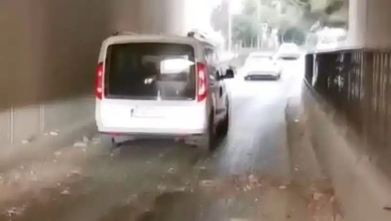 Trafikte Felakete Neden Olan Beton Parçaları: Araçlar Tehlike Altında!