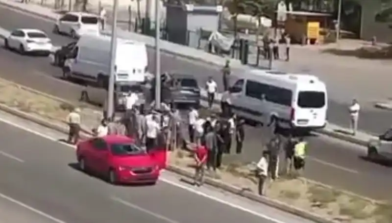 Yolda Karşıya Geçen Yayaya Otomobil Çarptı: Kaza Anları Görüntüyle Kaydedildi