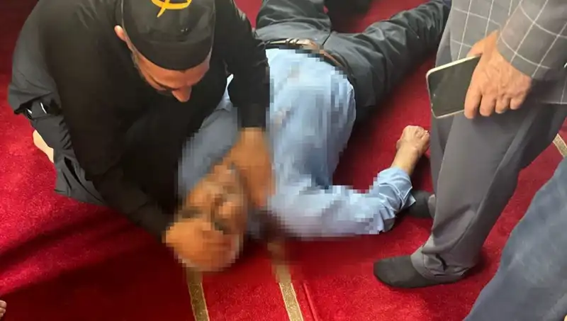 Camide Yaşanan Şok Olay: Namaz Sırasında Bıçaklı Saldırı!