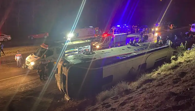 İşçi Servisi Şarampole Devrildi: 23 Kişi Yaralandı, Olay Anı Gözler Önünde!