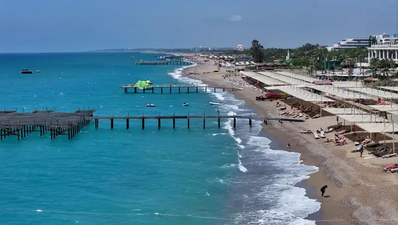 Antalya Sahillerinde Güneşli Hava Keyfi: Gözler Deniz ve Kumda