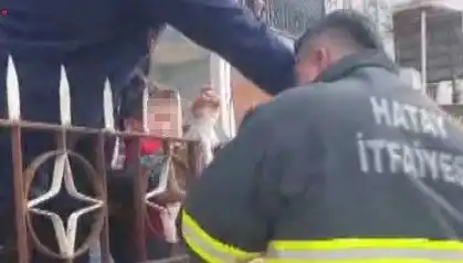 Hatay'da Çocuğun Koluna Saplanan Demir Korkuluk Şok Etti!