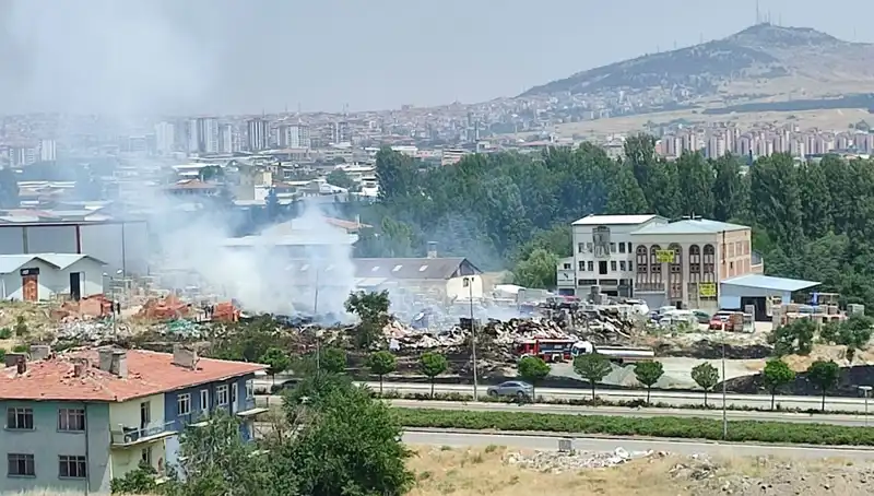 Otluk Alanda Başlayan Yangın, Depoyu Kül Etmiş Olabilir!