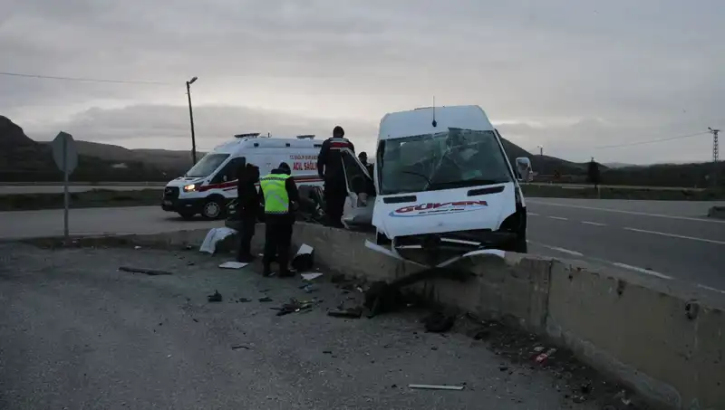 İşçi Servisi İstinat Duvarına Çarptı: Korkutan Kaza Ayrıntıları Ortaya Çıktı