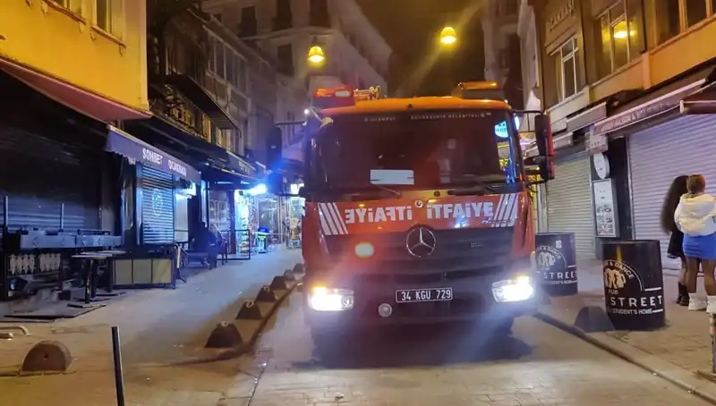 Beyoğlu'nda Asansör Boşluğuna Düşen Müşteri Hayatını Kaybetme Riskiyle Karşı Karşıya Kaldı