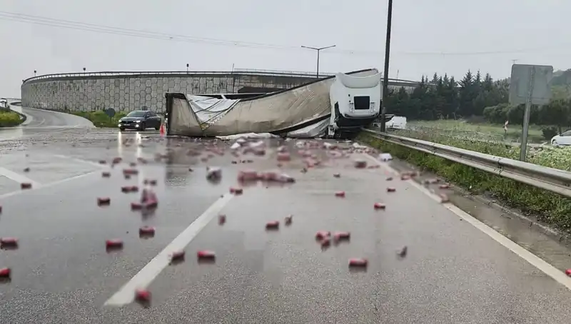 TIR Kazası Sonrası İçkiler Yola Saçıldı: Olay Anı Görüntüleri Ortaya Çıktı