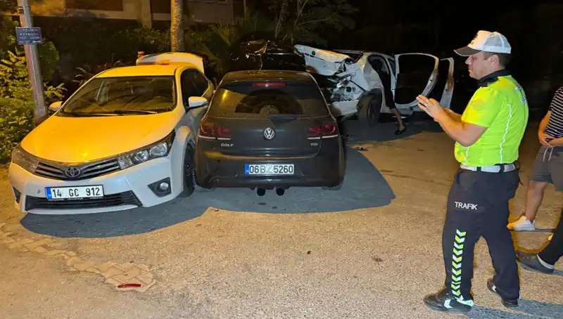 Alkollü Sürücü Sokakları Karıştırdı: 3 Araç Birden Hasar Gördü