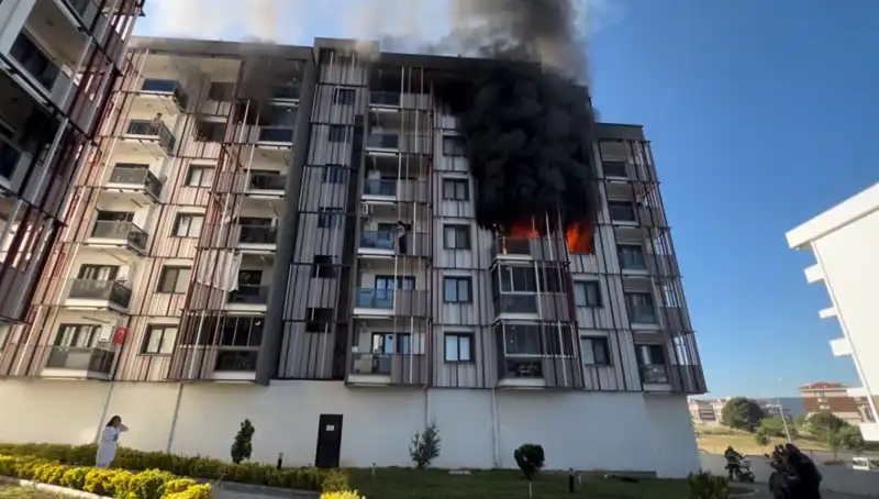 Çanakkale'de Gece Yarısı Yangın Korkusu: Vatandaşlar Panik İçinde