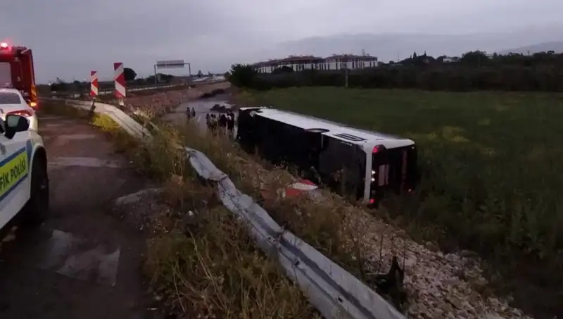 Manisa'da Yolcu Otobüsü Kaza Yaptı, Çok Sayıda Yaralı Var