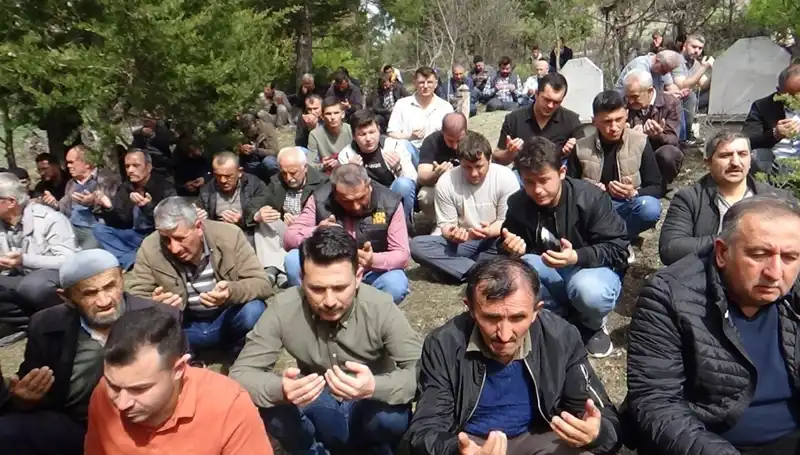 Köyün Sevgilisi: Kayıp Kedi İçin Gözyaşlarıyla Uğurlama Töreni Düzenlendi