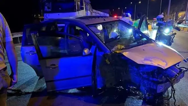Otomobil Bariyere Çarptı: Şok Edici Kaza Sonrası Bir Hayat Gitti, Üç Kişi Yaralandı
