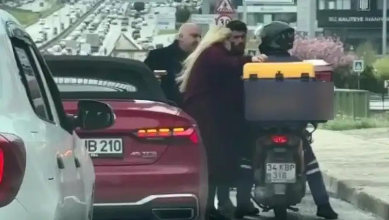 D-100'de Silahlı Savaş: Motokuryeye Saldıran Sürücü Panik Yarattı