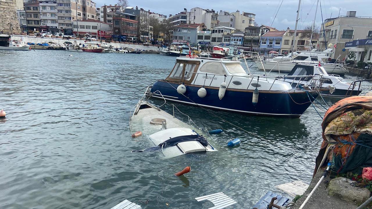 Çanakkale'de kuvvetli yağış nedeniyle 8 metrelik tekne battı