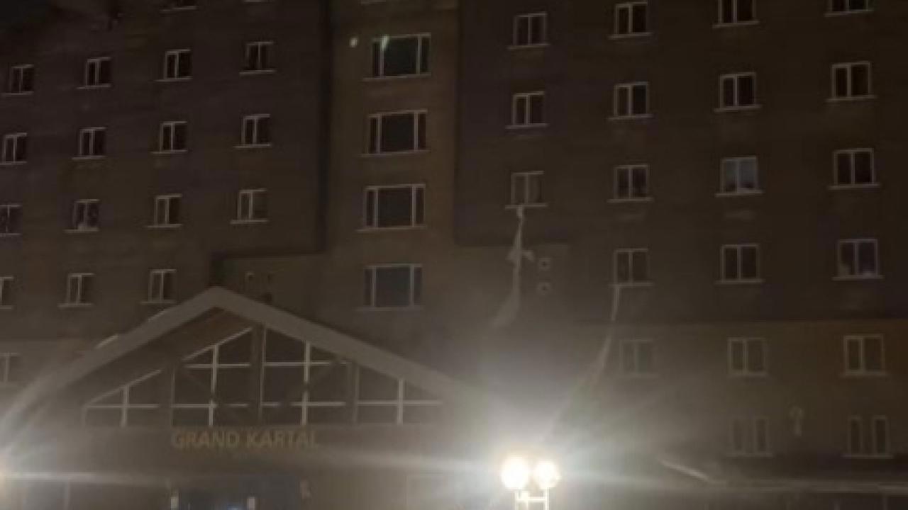 Oteldeki yangından kurtulmaya çalışanlar çarşaflarla yola çıktı